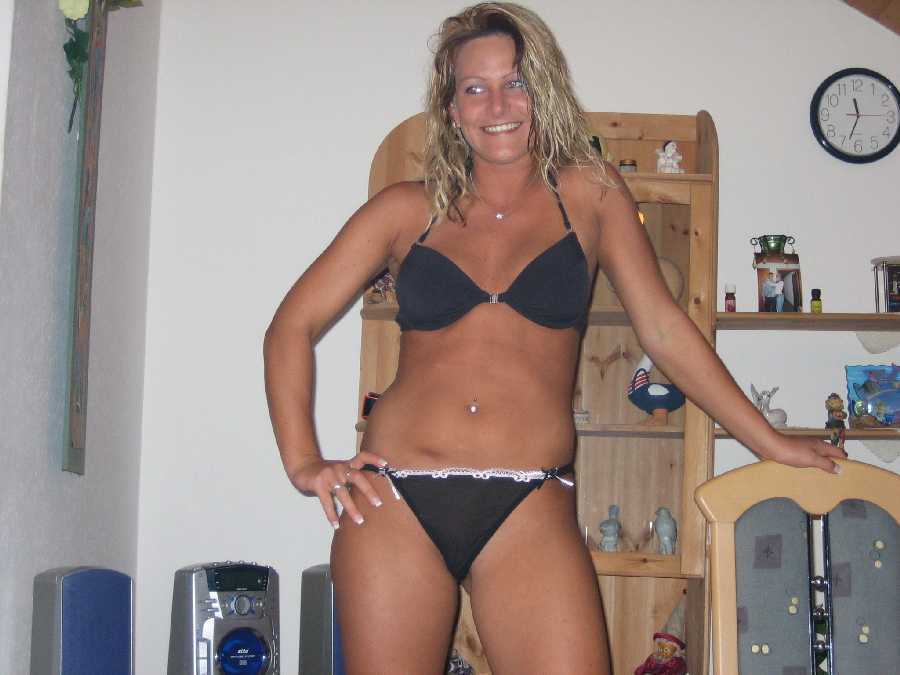 900px x 675px - Milf In Bikini 40638 | This hot milf is looking fine in her